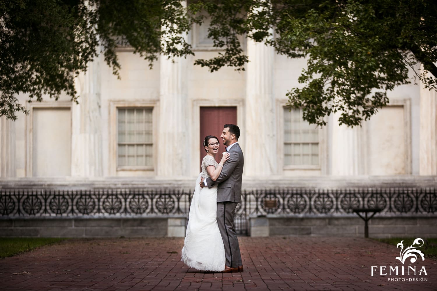 bride and groom in front of the Second Bank of the U.S.