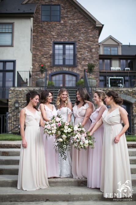 Kelli and her bridesmaids posing in front of the venue at the Lake House Inn